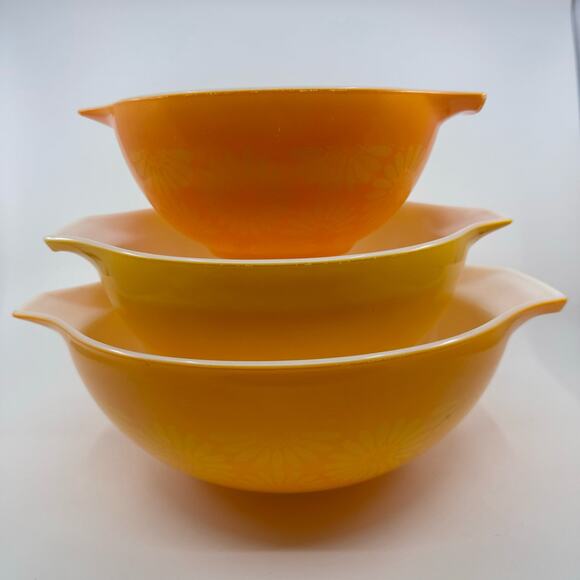 Vintage Pyrex Daisy Pattern Cinderella Mixing Bowls 3 Pcs Kitchenware Serveware - Picture 1 of 16